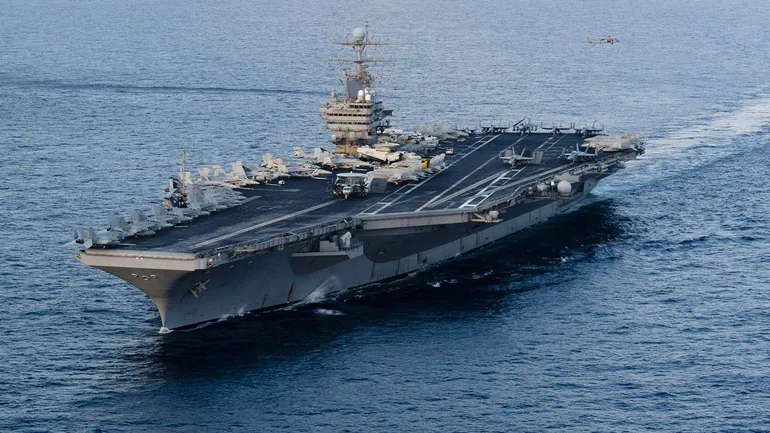 (ARCHIVES) Cette image datée du 19 janvier 2012, fournie par la marine américaine, montre le porte-avions USS Abraham Lincoln de classe Nimitz traversant la mer d’Oman.