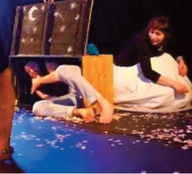 Une cinquantaine de jeunes se forme à la représentation théâtrale.