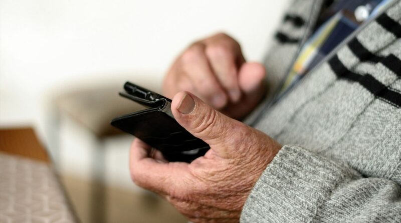 Une cliente de 92 ans victime d'abus : 5 abonnements, 4 smartphones.