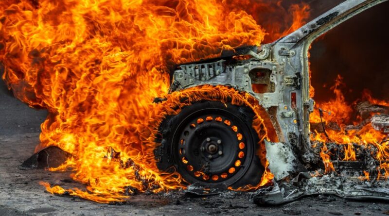 Une Xiaomi SU7 prend feu en pleine rue, batterie non impliquée.