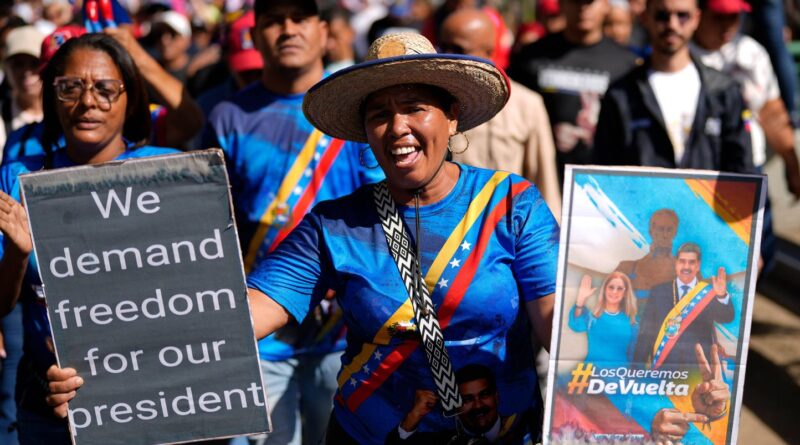 Venezuela : Des Vénézuéliens à Caracas manifestent pour le retour de Maduro