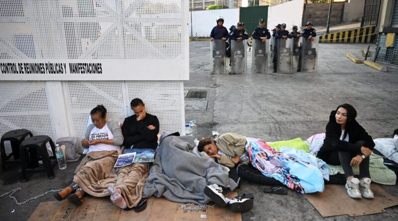 Venezuela : Proches de détenus politiques en grève de la faim à Caracas