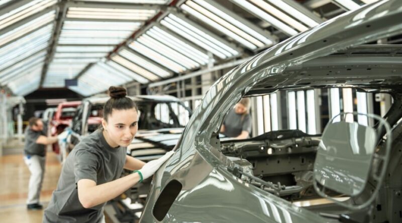 Visite de l'usine du Porsche Cayenne électrique : le futur s'installe dans le passé.