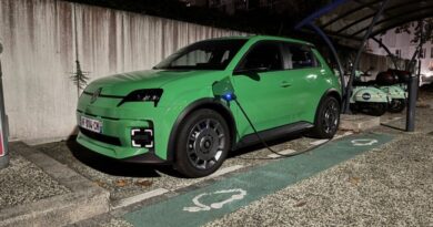 Voitures électriques : Renault projeté en 2026, Tesla perdante.