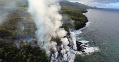 À La Réunion, la lave du Piton de la Fournaise ne atteint pas l’océan.