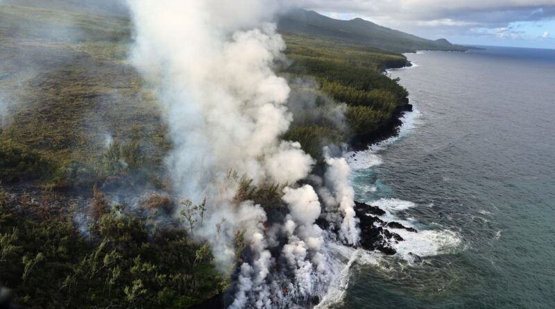 À La Réunion, la lave du Piton de la Fournaise ne atteint pas l’océan.
