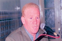 Abdelmajid Fennich reçoit un prix au Festival d'improvisation théâtrale de Salé.