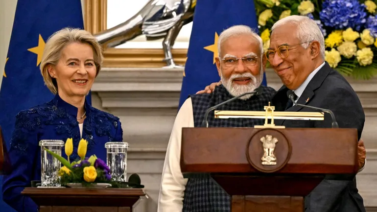 Les dirigeants de l’UE, Ursula von der Leyen et Antonio Costa entourant le Premier ministre indien Narendra Modi, à New Delhi, le 27 janvier 2026.