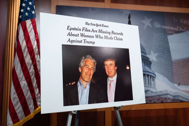 Un panneau affichant un titre du « New York Times » lors d'une conférence de presse avec des démocrates du Sénat sur la publication des dossiers Epstein au Capitole américain à Washington, DC, le jeudi 26 février 2026.