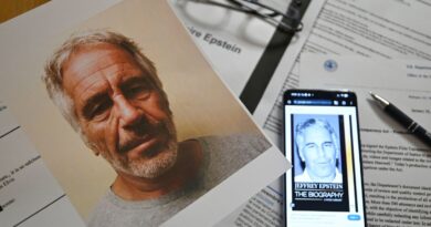 Affaire Epstein : Vente en ligne de vêtements liés au délinquant sexuel dénoncée. Affaire Epstein : Vente en ligne de vêtements liés au délinquant sexuel dénoncée.