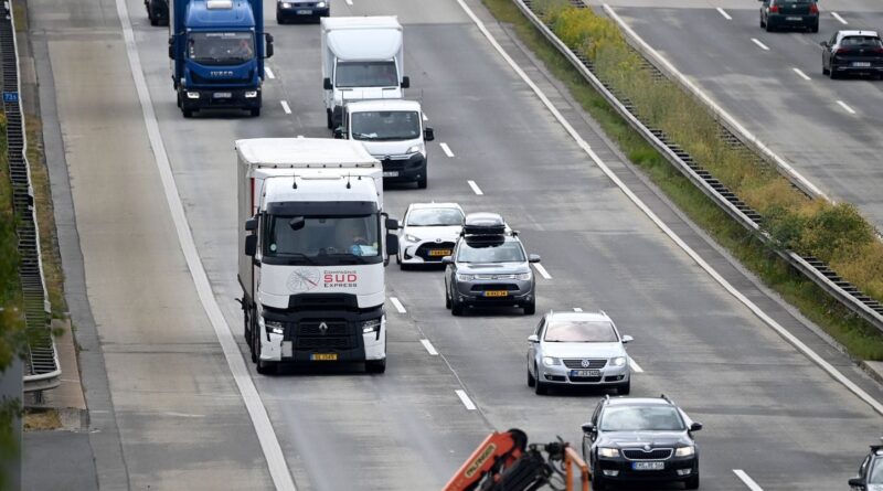 Aix-en-Provence : Un homme tombe en jetant des objets et se fait percuter.