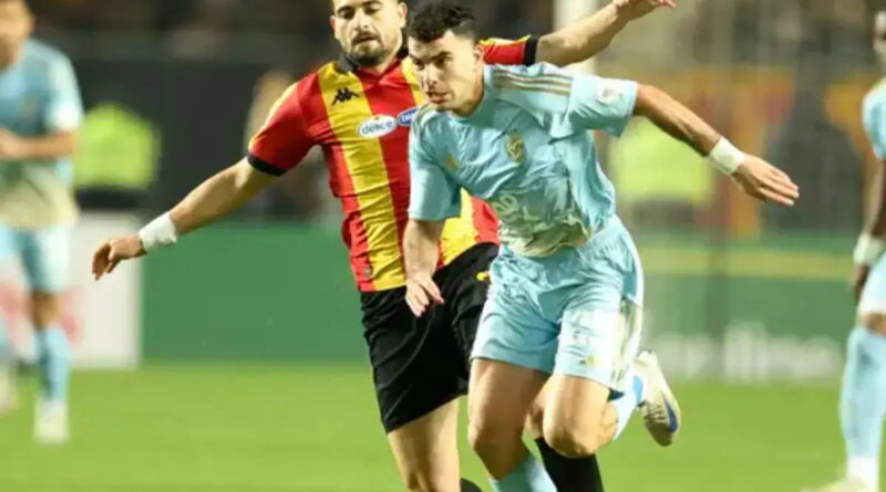 Al Ahly est en tête 1-0 à la mi-temps face à Espérance Sportive de Tunis.