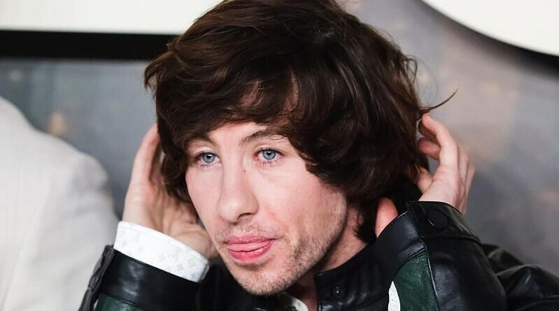 Barry Keoghan se dit gamer, une fraude dénoncée par les internautes.