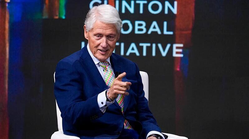 Bill Clinton commente une photo des dossiers Epstein dans un jacuzzi.