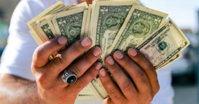 Bolivie : Un avion rempli de billets s'écrase, la foule affole les banques.