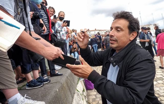 Séance de dédicaces pour Bruno Salomone au Festival de fiction télévisée de La Rochelle en 2021.