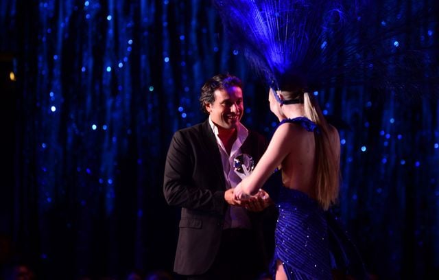 Bruno Salomone reçoit le prix du meilleur humoriste lors de la cérémonie des Globes de Cristal en janvier 2017.