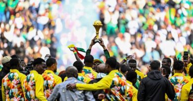 CAN-2026 : Le Sénégal célèbre le trophée au Stade de France.