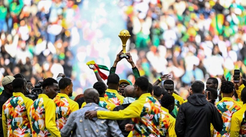 CAN-2026 : Le Sénégal célèbre le trophée au Stade de France.