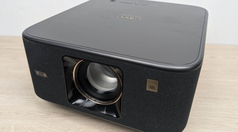 Ce vidéoprojecteur LED à 269 € transforme votre salon en cinéma Full HD 200″.