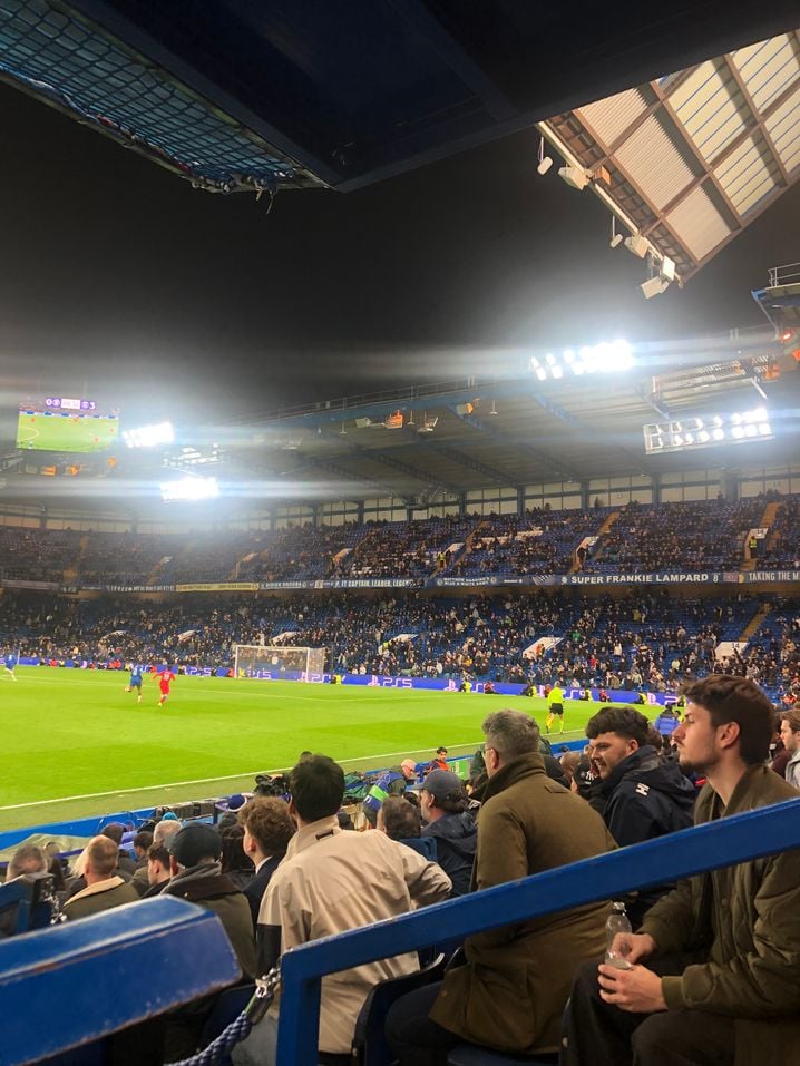 Les tribunes clairsemées de Stamford Bridge dans le dernier quart d'heure contre le PSG
