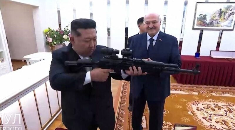 Corée du Nord : Le président biélorusse offre un fusil à Kim Jong-un