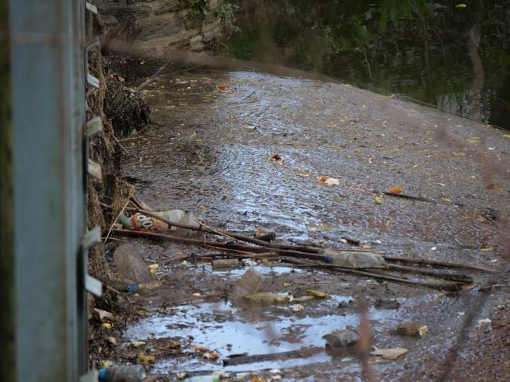 Après les inondations et les crues, les eaux de la Vilaine sont souillées par d'importantes quantités de déchets coincés dans la végétation ou les barrages.