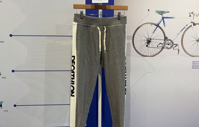 La réédition du jogging 85 de Décathlon a connu un franc succès auprès des fans de la marque.