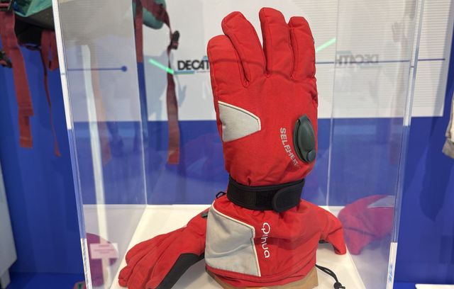 Des gants avec un trou… Pourquoi ?