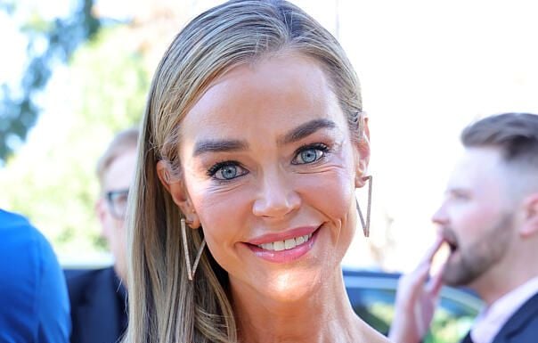 Denise Richards ne cache pas son lifting à 55 ans