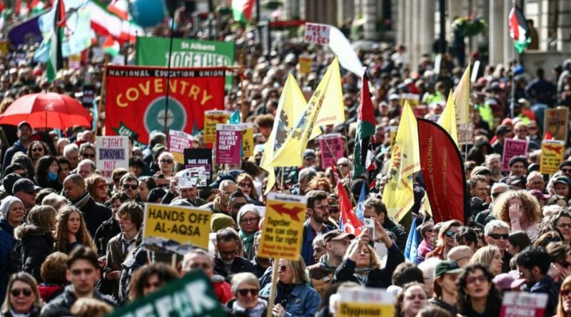 Des dizaines de milliers de personnes manifestent à Londres contre l'extrême droite.