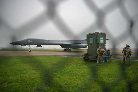 Direct – Conflit au Moyen-Orient : un mort à Dubaï, explosions à Téhéran, réunion pour un nouveau guide suprême