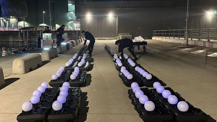 Les drones canards inventés pour le parc ont pour but de faire des points de lumière sur le lac.