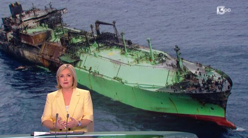 Dix-sept jours après son naufrage, l'épave de l'Arctic Metagaz remorquée.