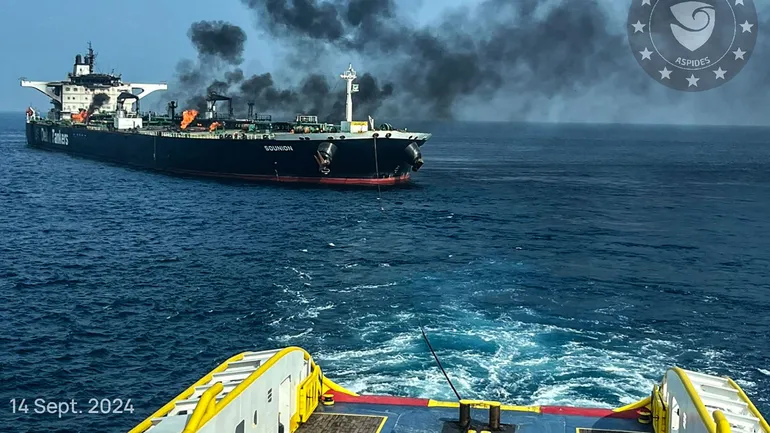 Photo fournie par ASPIDES le 15 septembre 2024, montrant un pétrolier grec remorqué sous escorte militaire dans le cadre d’une opération de sauvetage.