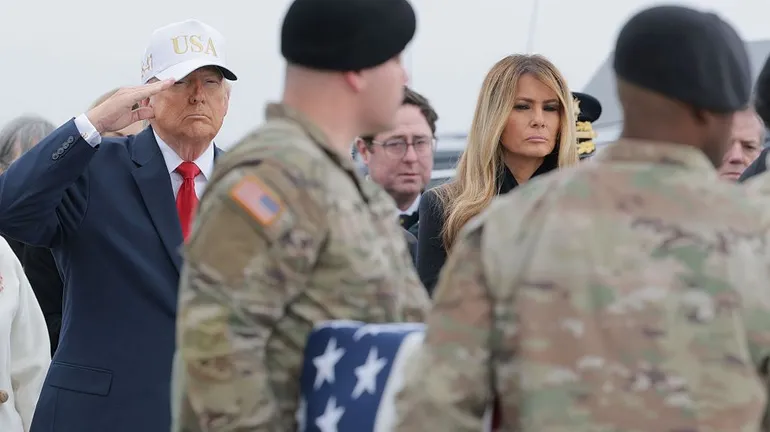 Le 7 mars, sur la base aérienne militaire de Dover, Delaware, Donald et Melania Trump rendaient hommage aux six militaires américains tués lors d'une frappe d'un drone iranien au Koweït.