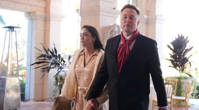 Elon Musk, avec 839 milliards de dollars, demeure l'homme le plus riche du monde.