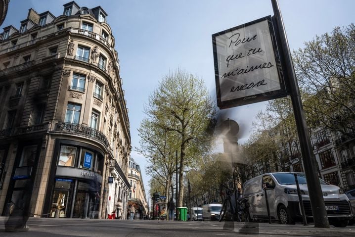 Un panneau d'affichage affichant le titre de la chanson « Pour que tu m'aimes encore » dans le centre de Paris le 23 mars 2026.
