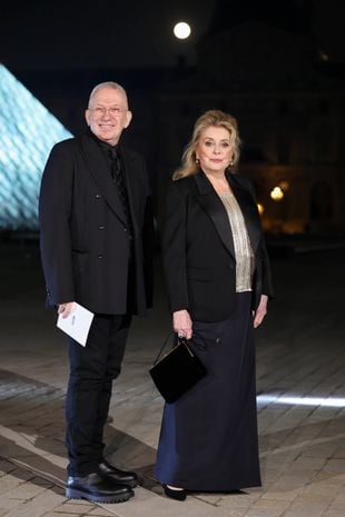 Jean Paul Gaultier et Catherine Deneuve au Grand Dîner du Louvre, à Paris, le 3 mars 2026.