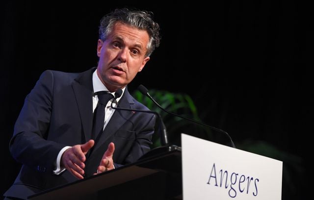 En images : Les maires des grandes villes remettent leur écharpe en jeu