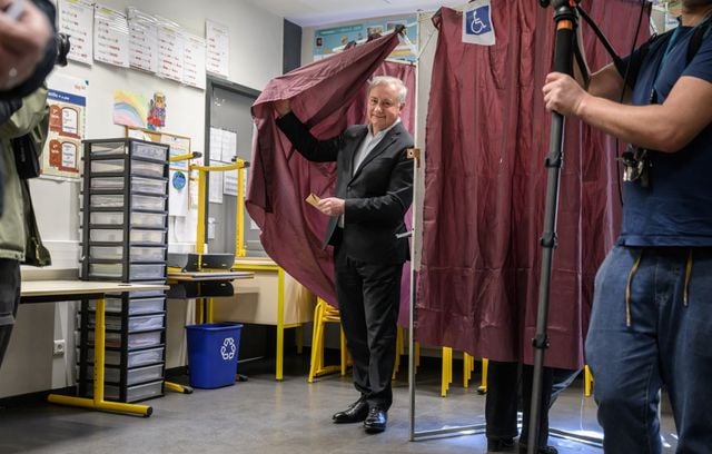 Jean-Luc Moudenc sort de son isoloir, et vainqueur des municipales à Toulouse.