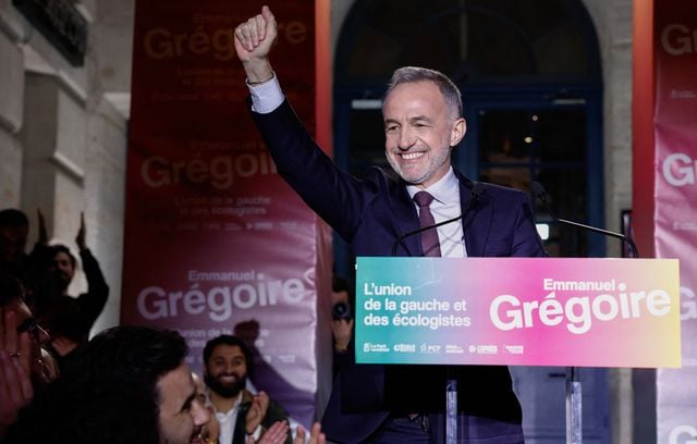 Le député Socialistes et Apparents, candidat à la Mairie de Paris, Emmanuel Grégoire célèbre sa victoire au second tour des élections municipales de 2026, à la Rotonde Stalingrad à Paris le 22 mars 2026.