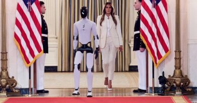 Etats-Unis : Un robot remplace Donald Trump à un événement avec Melania