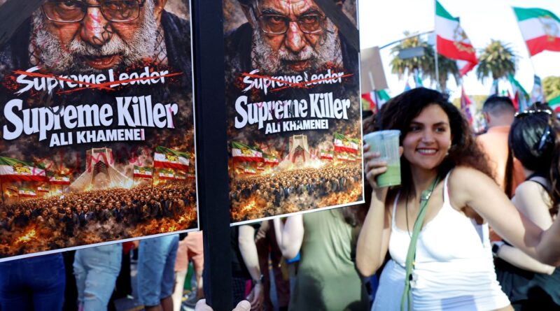Frappes en Iran : La diaspora iranienne à Los Angeles célèbre Khamenei mort