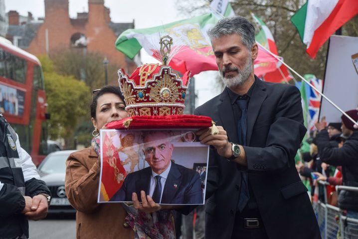 Manifestation à Londres, le 1er mars, de manifestants pro-monarchie en Iran et appelant Reza Pahlavi à prendre la relève en tant que roi.