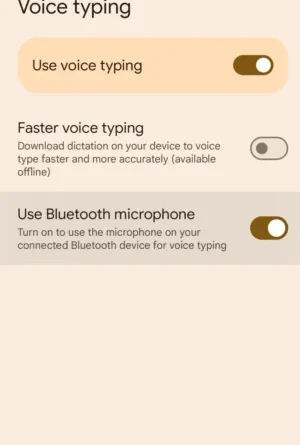 Google améliore Gboard pour la dictée vocale avec écouteurs Bluetooth.