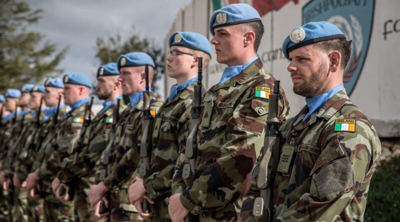 Guerre au Moyen-Orient : décès de Casques bleus, péage à Ormuz et hausse des carburants, l'essentiel du 30 mars.