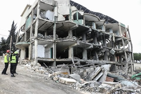 Guerre au Moyen-Orient le 14 mars 2026 : hub pétrolier iranien de Kharg visé, installation aux Émirats touchée.