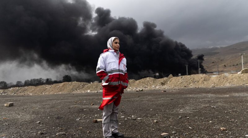 Guerre en Iran : à Téhéran, la « pluie de pétrole » contaminera-t-elle les sols ?
