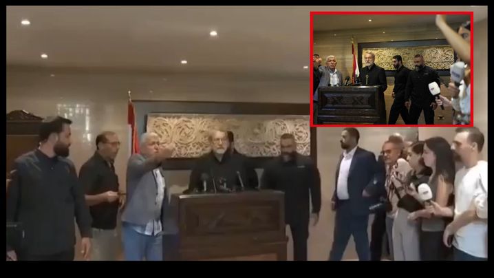 Le tableau doré accroché au mur et l'homme vêtu d'une veste grise sont visibles sur cette image tirée de la vidéo, et le cliché pris lors de la conférence de presse (encadré en rouge).